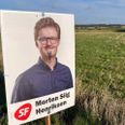 Unge Morten Siig Henriksen har fået påført over- og fipskæg på en af sine valgplakater i Grønfeld. Foto: SF Syddjurs