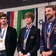 17-årig Jonas Buhl Bjerre overgik de vildeste forventninger og vandt guld for bedste præstation på tredjebrættet foran verdensklassespillerne Gawain Jones fra England (th) og Jorden van Foreest fra Holland (tv). Foto: Sune Berg Hansen