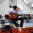 Muhammad Quasim Ahmadi har haft en frygtelig fortid. Han forsøger at leve som en normalt teenager i Danmark med interesser som boksning og guitarspil. Han er knust over, at skulle sige farvel til vennerne her og sendes hjem til et land uden andet netværk end nogen, der vil ham ond. Foto: Stine Østergaard