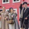Musikken er skrevet af Bent Fabricius-Bjerre, og sangteksterne er skrevet af rapperen Clemens, mens Peter Langdal har skrevet manuskriptet. Grisehandler Oluf Larsen (Jens Helbo) og konen Katrine Larsen (Conni Elgaard Kruse Pedersen) sætter gang i historien, da de byder Mads Skjern velkommen i deres hjem. Hunden Kvik er også med, den lystrer til daglig navnet Kingo. Foto: Foto Trine, vildmedfoto.dk
