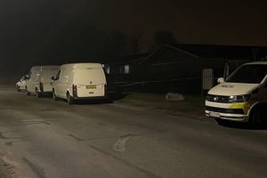 En 44-årig mand er blevet anholdt og sigtet for drabet på den 65-årige kvinde, som sent onsdag aften blev fundet dræbt i Sabro ved Aarhus.