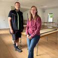 Efter 30 års snak i byen trak især Maria Høver, Jacob Amorsen og hans kone Heidi Amorsen i arbejdstøjet. Det skulle vise sig at ende ud i en renovering til knap tre millioner kroner. Alt, undtagen mursten og vinduer, er skiftet. »Vi er utrolig taknemmelige for alle de frivillige, som har hjulpet os,« siger Maria Høver. Foto: CSJ