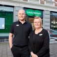 Hos Louis Nielsen i Skanderborg sætter ejerne Susanna Enemark og Karsten Christensen fokus på synet med det nye kortspil ”Kig op”, der kan hentes gratis i butikken så længe lager haves. Pressefoto