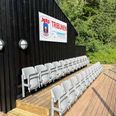 Nykøbing Mors Tennisklub har fået en tribune, som består af sæder fra det tidligere Ceres Park. Foto: Nykøbing Mors Tennisklub