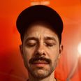 Thomas Høffding har udgivet sit andet album på dansk, og det kan du høre på Radar. Pressefoto