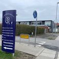 Flere unge trængte fredag formiddag ind på Katrinebjergskolen. Politiet tager sagen meget alvorligt. Foto: Presse-fotos.dk.