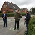 Flankeret af formand for Teknik- og Miljøudvalget Anders G. Christensen (V), og borgmester Nils Borring (S) kunne Frederik Schøler fra lokalrådet i Foldby-Korsholm-Norring klippe snoren. Foto: Favrskov Kommune