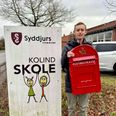 Det har været en lang tur derhen, men i fredags 16. januar fik 17-årige Laurits Kjeldbjerg endelig sit store ønske opfyldt, da han på Kolind Skole afhentede sin helt egen ikoniske røde postkasse. Laurits Kjeldbjergs passion for de røde postkasser munder i øvrigt ud i fotoudstilling på Virum Gymnasium. Privatfoto: Signe Kjeldbjerg