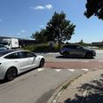 Man har tidligere overvejet at lave en mere markant afmærkning af cykelarealet i rundkørslen ved at bruge en skakternsmarkering, som man kender fra vejbump. Men det kræver tilladelse fra Vejdirektoratet at bruge den markering til andet end vejbump, og derudover er kommunen gået væk fra den ide nu, da man har været bange for, at det kunne forvirre mere end det gavnede. Cyklisterne får dog et større areal. Foto: Anders Michaelsen