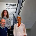 Læringsleder Lise Grønbæk Nielsen (th.) har søsat 'Erhvervsaspiranterne' på Kolind Skole sammen med Uddannelsesvejleder Irene Haulrik med stor opbakning fra skolens ledelse repræsenteret ved viceskoleleder Frederik Stengaard (tv.). Lærer Signe Refshauge Kjær (bagerst), uddannet fra Læreruddannelsen i Aarhus for to år siden, underviser udskolingsklassen i dansk og engelsk