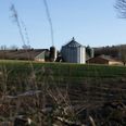 Trods øget trafik med tunge køretøjer og gener fra lugt, støj og støv kan Skanderborg Kommune intet gøre for at komme naboerne til grisefarmen til undsætning. Opfylder griseproducenten kravene i miljøgodkendelsen, er der grønt lys for udvidelsen. Foto: Ronja von Stamm Jonasson
