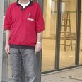 Butikschef Søren Christensen foran Kiwi Minipris' nye indgangsparti.