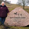 Lise Baastrup, hvis mor, morbrødre og morfar var en afgørende del af modstandsgruppen Hornslet Gruppen, ved mindestenen