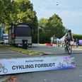 At man ikke må cykle i Byparken under Aarhus Festuge fremgår både af kommunale skilte og Aarhus Festuges egne skilte. Foto: Louise Nyvang Burmeister