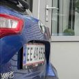 Dette billede er desværre det eneste, Mads Ingeman Kjærulf Vester har af den forsvundne Toyota Yaris, men det er altså en mørkeblå af slagsen med nummerpladen EE 49 650. Privatfoto