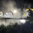 E45 Østjyske Motorvej var spærret i begge retninger på strækningen mellem Skanderborg S og Ejer Bavnehøj fra lørdag klokken 19 til søndag morgen klokken 9, mens gigantiske entreprenørmaskiner gjorde kål på broen, der førte Horndrupvej over motorvejen. Foto: Karin Toftegaard Matthiesen