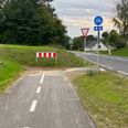 Det er lige indenfor Ryomgård-byskiltet, at cyklister, der kommer kørende fra den nye cykelsti, tvinges ud på kørebanen et kort stykke. Det vil der blive gjort noget ved, lover chef for Mobilitet i Syddjurs Kommune., bFoto: Lars Norman Thomsen