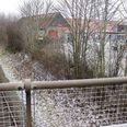 Det er her ved Lynghøjvej, nær broen over jernbanen, det giver mest mening at lave et nyt trinbræt i Stilling. Foto: Bollerup