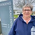 Lisbeth E. Robdrup er frivillig og formand for brugerrådet i Skæring Folkehus, der stadig har gamle skilte fra dengang, det hed lokalcenter. Foto: Kim Skovrup Andersen
