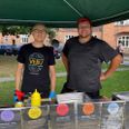 Filip Pejanovic fra Kroatien og Tomasz Rozanski fra Polen sætter fem gange om ugen deres stand op i Mølleparken, så de kan sælge deres farverige veganske burgere.