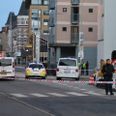 Politiet er massivt til stede i området med flere patruljer, og der er ifølge Nordjyllands Politi spærret for alt trafik på stedet omkring Ved Stranden. Foto: Presse-fotos.dk