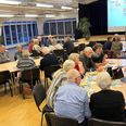 Ældrerådet i Favrskov Kommune har været vært for en temaeftermiddag om fremtidens ældrepleje i InSide i Hammel. I baggrunden kan man skimte Ældrerådets formand, Erik Bertelsen, byde de omkring 70 deltagere velkommen. Pressefoto