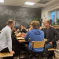 Borgmester Kasper Bjerregaard fik kontakt til Bloomberg-fonden ved at deltage i COP 28 - og han deltog ved madarrangementet i Arresten i Grenaa, hvor der blev undervist i at lave klimavenlig grøn mad. Pressebillede