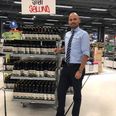 Dann Bähring, varehuschef i Føtex Skanderborg, med Sølund-støttebajeren. Privatfoto