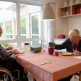 Plejehjemmet Skelager er med til at sætte fokus på ikke bare dufte, men også lyd på et plejehjem. Beboerne Anton Thomsen til venstre og Erik Bach til højre spiser dagen frokostret i spisesalen. På bordene er der duge både for lydniveauet og for hjemliggørelsen. Foto: Rikke Kjær Poulsen