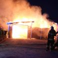 Garage var overtændt, da brandvæsnet kom frem og gjorde klar til at slukke brand i sommerhus i Følle Strand.