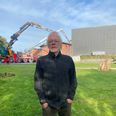 Jan Kristensen med ryggen til de forkullede rester af sin gamle arbejdsplads, hvor han gennem 15 år var butiksassistent. Alle fotos: Lars Norman Thomsen