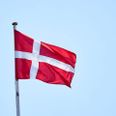 Hvis Dannebrog er et symbol på sammenhold må det skuffe, når det ender med en 13-12 afgørelse - endog afgjort med to terningekast - om placeringen af en fane i rådssalen på Grenaa Rådhus. Foto: Claus Bonnerup, Ekstra Bladet