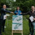 Fra venstre Alar Metsson, Toyota Danmark, Bünyamin Simsek, rådmand for Teknik og Miljø og Lars Heiselberg Vang Larsen, formand for Growing Trees Network Global har underskrevet en kontrakt om at rejse en ny folkeskov i Tilst.