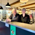 De gik ind i restaurationsbranchen stort set uden erfaring, mens de begge arbejdede som postbude. 27 år senere har tusindvis af gæster stiftet behageligt bekendtskab med Inge og Ole Bossow i Møllebistroen i Auning. Nu står parret ved skillevejen med Møllebistroen, efter de har sat restauranten til salg. Foto: Simon Carlson
