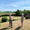 Jenny Koefoed (th.) kunne potentielt blive nabo til den hektar store solcellepark ved Kejsegaarden. Her hun sammen med Grete Carstensen, der er talsmand for borgergruppen 'Solcellepark Kejsegaarden - nej tak'. Arkivfoto