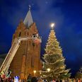 Borgmester Kasper Bjerregaard var i selskab med julemanden højt til vejrs i beredskabets stigevogn, da lysene på juletræet på Torvet i Grenaa blev tændt. Foto: Søren Andersen