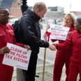 En gruppe danske og internationale aktivister fra 15 forskellige lande mødte op foran Christiansborg for at overrække folketingsmedlemmerne hver en fejekost. Demonstranternes budskab var, at der skal ryddes op og i det store internationale skattesvineri kendt som Panama Papers. Nu er det kommunernes tur til at diskutere skattely.