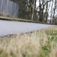 Manden blev trukket hen på stien, der går forbi det nu lukkede posthus ved Hillerød Station.