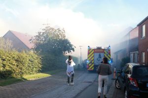 »En trappe er brændt helt væk inden døre, så det har været en rigtig kraftig brand,« siger operationschefen. 