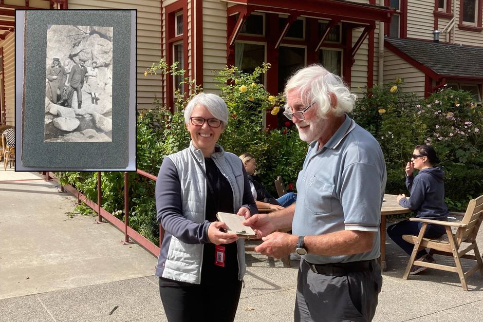 Det er lidt af et mysterie, hvordan et over 100 år gammelt fotoalbum havnede hos Vibe Antik i Aarhus. For nylig blev det afleveret på museum i New Zealand.