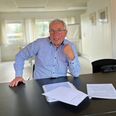 Niels Erik Iversens kampgejst er tændt igen - og han har styr på bilag, dagsordener og avisudklip i sin kamp for akutlægebil og akutklinik i Grenaa. Foto: Søren Andersen