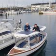 Living Boats Aarhus har en 100 pct. elektrisk og selvforsynende turbåd, ”LIV”, i Marselisborg Lystbådehavn. Til venstre er det foreningens formand, Jørn Grønkjær, og til højre næstformand Mogens Kielsgaard.