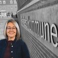 »Forvaltningen fastholdt en praksis, der var direkte ulovlig, og fremlagde et notat, som siden viste sig at være faktuelt forkert. Men det politiske flertal - med Socialdemokratiet og Venstre i spidsen - bærer et lige så stort ansvar. De blev gjort fuldt bekendt med dokumentationen, men stemte to gange imod at rette op,« siger Henriette Malland (Velfærdslisten). Collage Kian Johansen via Canva
