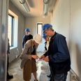 Hvor er det muligt at finde sig et kontor her i Lydbyen? Planen bliver studeret. Yderst til højre er det Jesper Mardahl leder af Promus, der viser rundt i Lydbyen. Foto: Tahmasbi