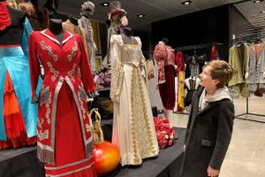 Familieforestillingen Cirkus Jul er tilbage på Tangkrogen i Aarhus fra 6. december. I år med en helt ny figur i manegen; Dinodrengen. Rollen deles af to drenge – den ene er Bertram Jarkilde, der trods sine bare 14 år allerede har medvirket i flere store teateropsætninger og børneprogrammer på tv.   