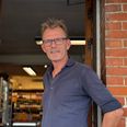 Det var egentlig ikke planen at følge i forældrenes fodspor, men Kim Smedegaard har arbejdet i købmandsbutikken på Sjællandsgade i Aarhus siden 1992. Foto: Sten Brøgger