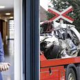 Bilen til højre var den norske families. Faren og sønnen blev dræbt i letbaneulykken. Moren og datteren overlevede. Foto: Olafur Steinar Gestsson/RitzauScanpix og Øxenholt Foto