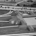 Lutfotografi af den nyligt indviede Møllevangskolen. I baggrunden ses Peter Holms Vej, der løber under Vestre Ringgade. Arkivfoto: Børge Venge, ca. 1955, Aarhus Stadsarkiv