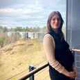 34-årige Sylvia Le Fanu voksede op på Filmhøjskolen i Ebeltoft i én af de lærerboliger, der ses i baggrunden. Nu er hun selv blevet filmskaber og hendes debutspillefilm 'Min evige sommer' er et portræt af en familie, der lever i skyggen af et uundgåeligt tab. Inspireret af hendes egen historie. Foto: Anne Frank Henriksen