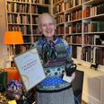 Dronning Margrethe med sin nyvundne pris. Foto: Kongehuset